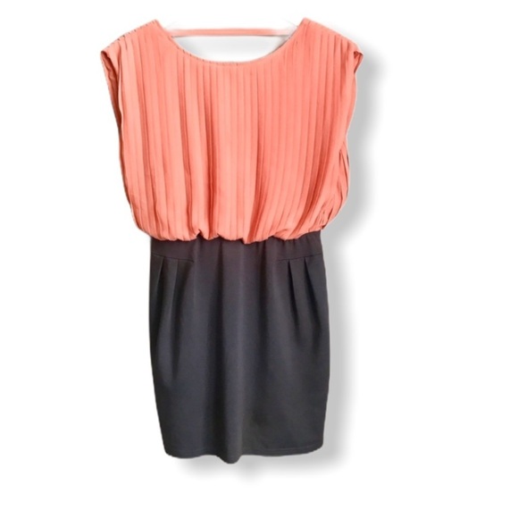 [Gianni Bini] Open Back Pleated Dress - Picture 1 of 4
